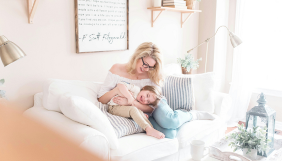 Family stays in Scotland - A woman holds her smiling child in a light and airy bedroom scene. (© Paige Cody on Unsplash) Family stays in Scotland - A woman holds her smiling child in a light and airy bedroom scene. (© Paige Cody on Unsplash)