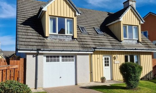 Aviemore self catering accommodation with hot tub - Exterior of Eagle Lodge in Aviemore. Located in a quiet area in the north of the village. Great for families.