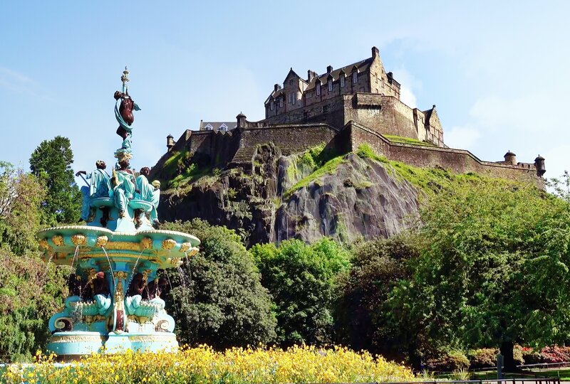 e-mens-hXiCv-pR_78-unsplash (1) - Edinburgh Castle bathed in blue skies with Ross Fountain in the foreground. (© E Mens @kwakus on Unsplash)
