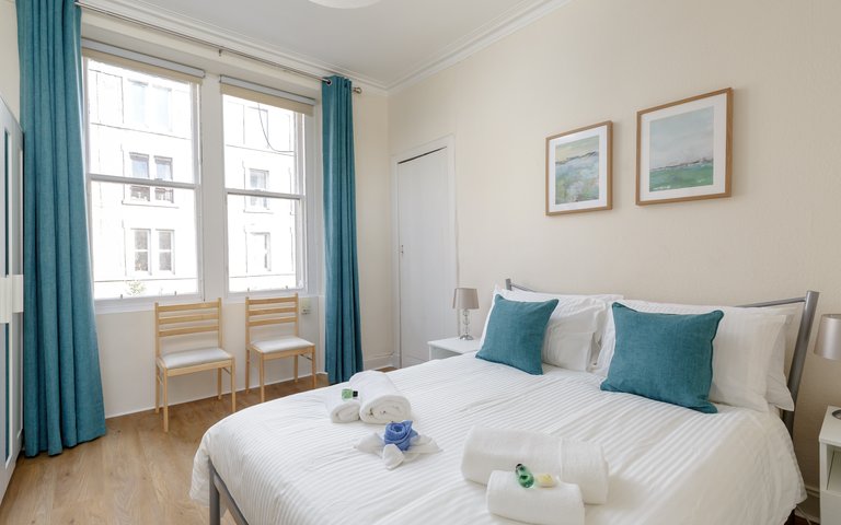 DownfieldPl_14 - Bright, spacious master bedroom in Edinburgh holiday let DownfieldPl_14 - Bright, spacious master bedroom in Edinburgh holiday let