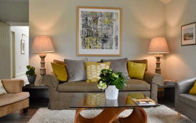 Living Room Lights on 2 - Living room in holiday rental, featuring sumptuous sofas and lighting - Haddington.