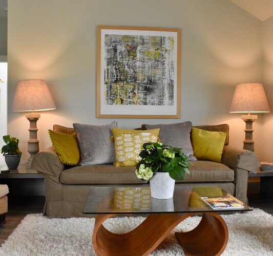 Living Room Lights on 2 - Living room in holiday rental, featuring sumptuous sofas and lighting - Haddington.