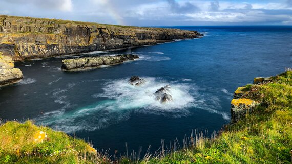 Travel to Scotland - Beautiful view from the cliff edges over the North Sea surrounding Scotlands coasts. (© Ian Taylor)