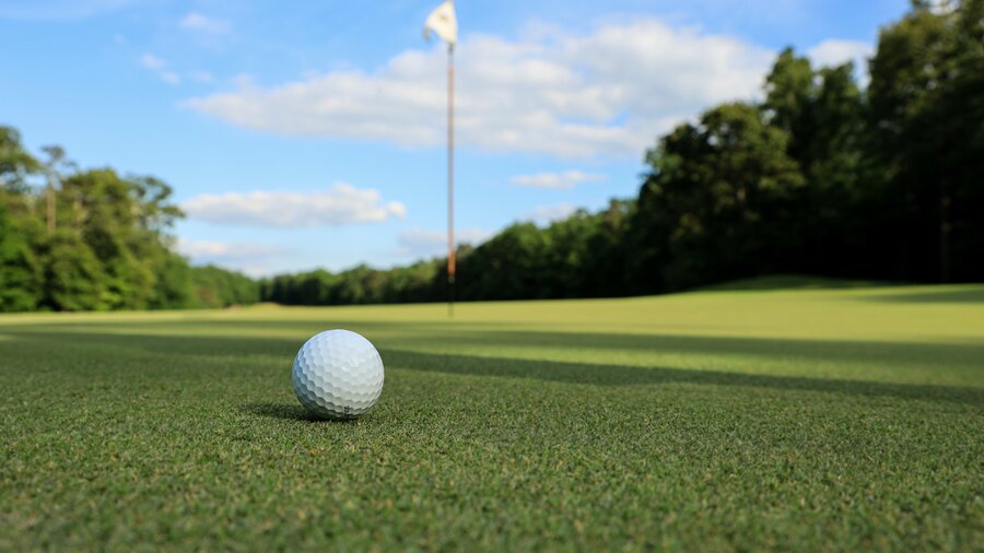 Golf ball on a golfing green (© mk-s on Unsplash)