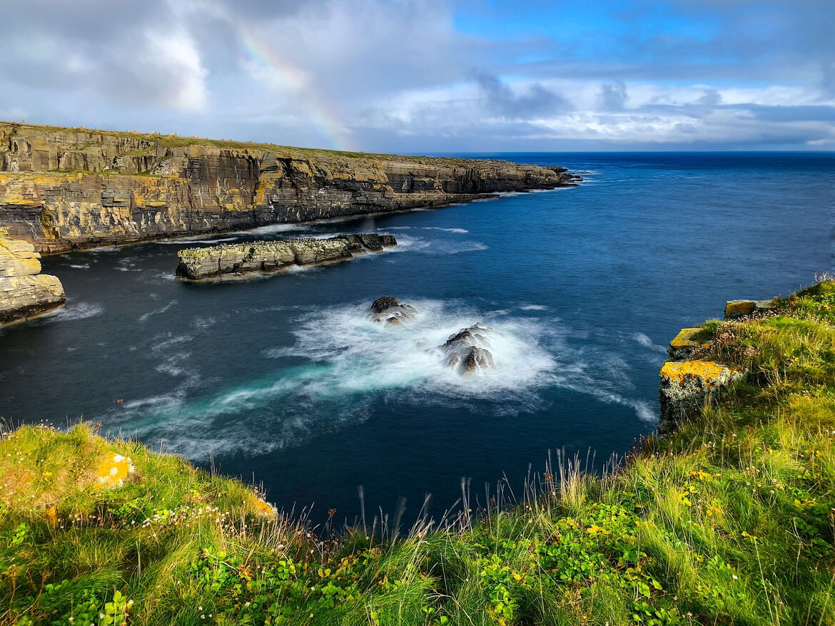 Travel to Scotland - Beautiful view from the cliff edges over the North Sea surrounding Scotlands coasts. (© Ian Taylor) Travel to Scotland - Beautiful view from the cliff edges over the North Sea surrounding Scotlands coasts. (© Ian Taylor)