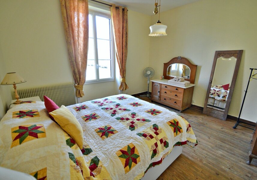 Spacious double bedroom in French house