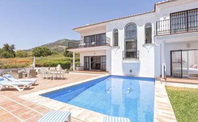 Swimming Pool & Sun bed - Villa with pool Mijas, alfresco dining and seating area.