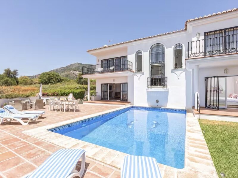 Swimming Pool & Sun bed
