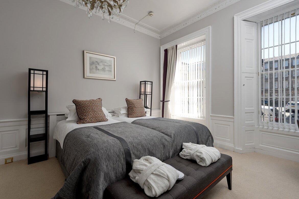 Family-friendly Bedroom in an Urban Retreat - Spacious and elegant bedroom offering premium linens, large sash windows and complimentary robes