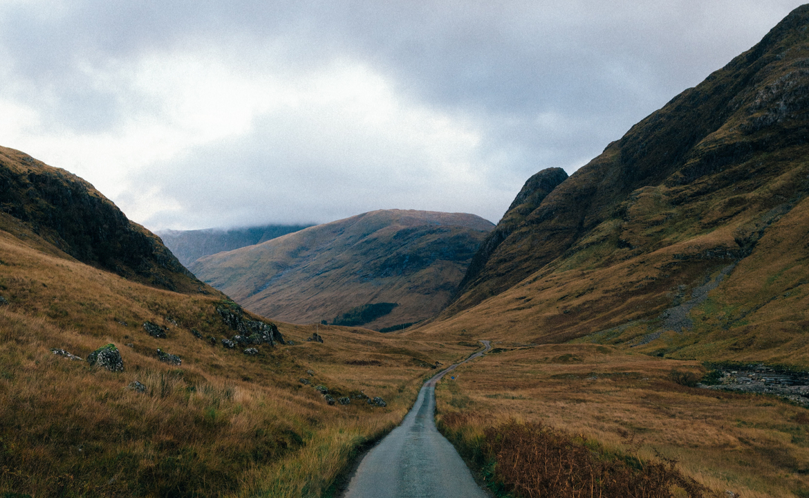 Scottish road trip (© by LoboStudio Hamburg @lobostudiohamburg on Unsplash)