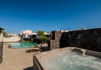 zwembad en jacuzzi 1
