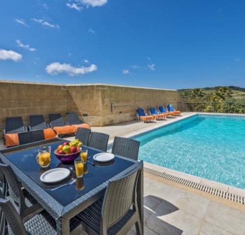 Swimming pool - Swimming pool with loungers and table in the holiday letting in Malta, Gozo