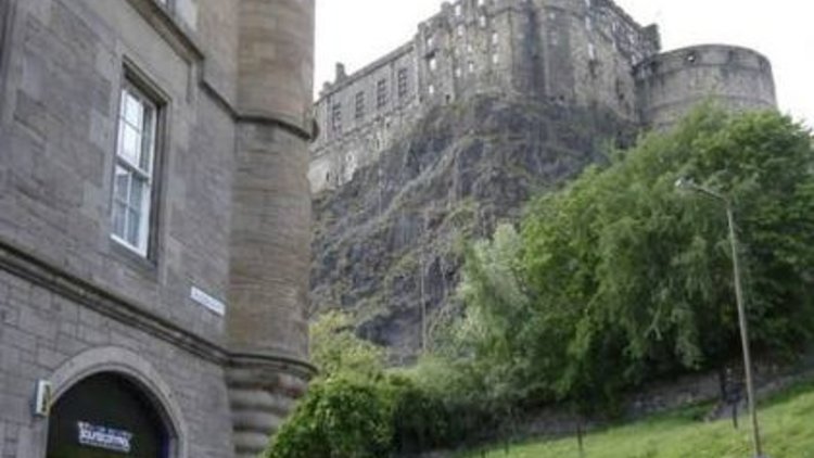 caste_no1gm - The apartment is situated next to Edinburgh Castle