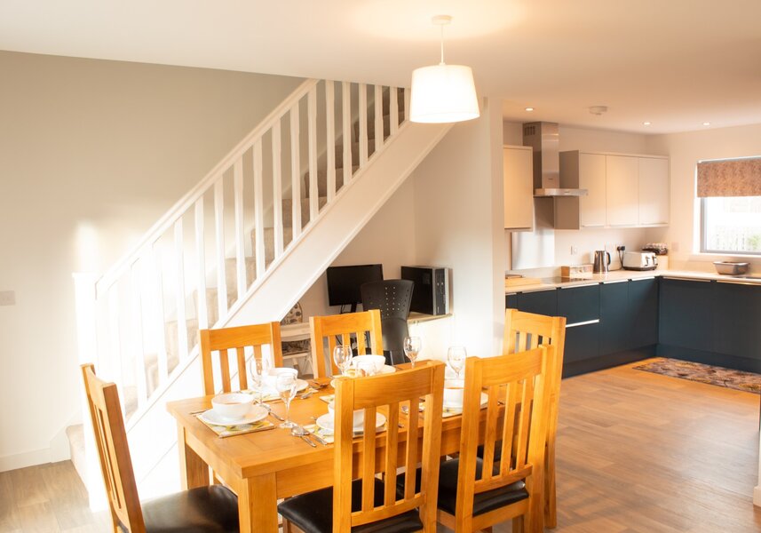 Alpine View - family friendly holiday home in Aviemore - dining and kitchen