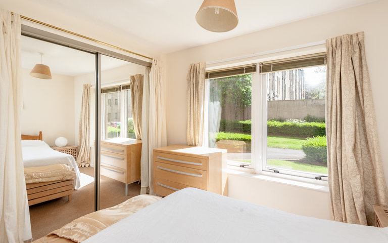 BalfourPlace-12 - Double bedroom with large mirrored wardrobe in Edinburgh holiday let BalfourPlace-12 - Double bedroom with large mirrored wardrobe in Edinburgh holiday let