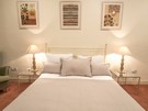 Master Bedroom with En-Suite - Features cool artwork and en-suite (© The Edinburgh Address)