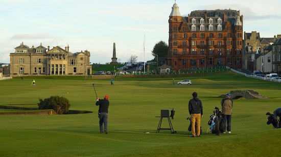 Eat-Walk-St-Andrews-golfers