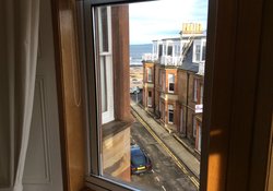 Spacious 2 bedroom holiday apartment in North Berwick just across from the beach