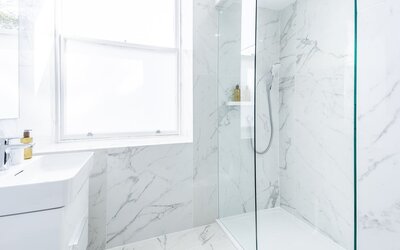 3b8087b9-f503-4195-9c04-aeb300c0d338 - Cosy bathroom featuring modern fixtures and a well-lit vanity area, offering a comfortable and functional space