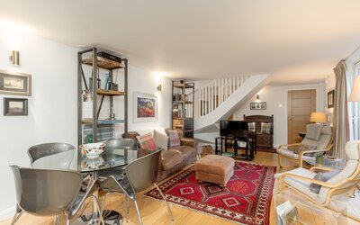 living room/diner - The open plan ground floor offers a cosy sitting/dining area with sliding doors opening into the garden as well as a fully equipped kitchen area at Edinburgh self-catering apartment