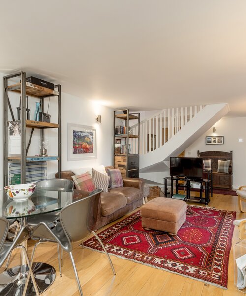 living room/diner - The open plan ground floor offers a cosy sitting/dining area with sliding doors opening into the garden as well as a fully equipped kitchen area at Edinburgh self-catering apartment