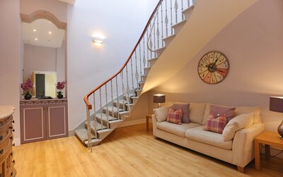 1V7A9360 - Grand sweeping staircase in Edinburgh holiday rental.