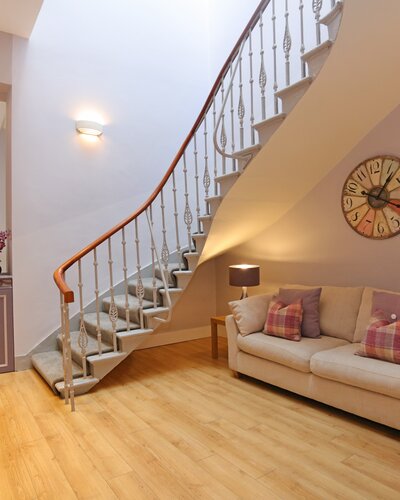1V7A9360 - Grand sweeping staircase in Edinburgh holiday rental.