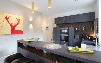 Ktichen/dining area - Detail of breakfast bar with view to modern kitchen at Edinburgh self-catering apartment