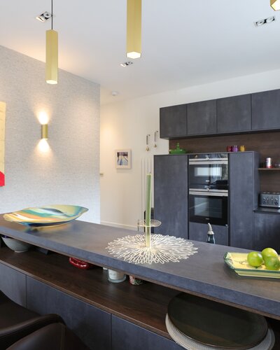 Ktichen/dining area - Detail of breakfast bar with view to modern kitchen at Edinburgh self-catering apartment