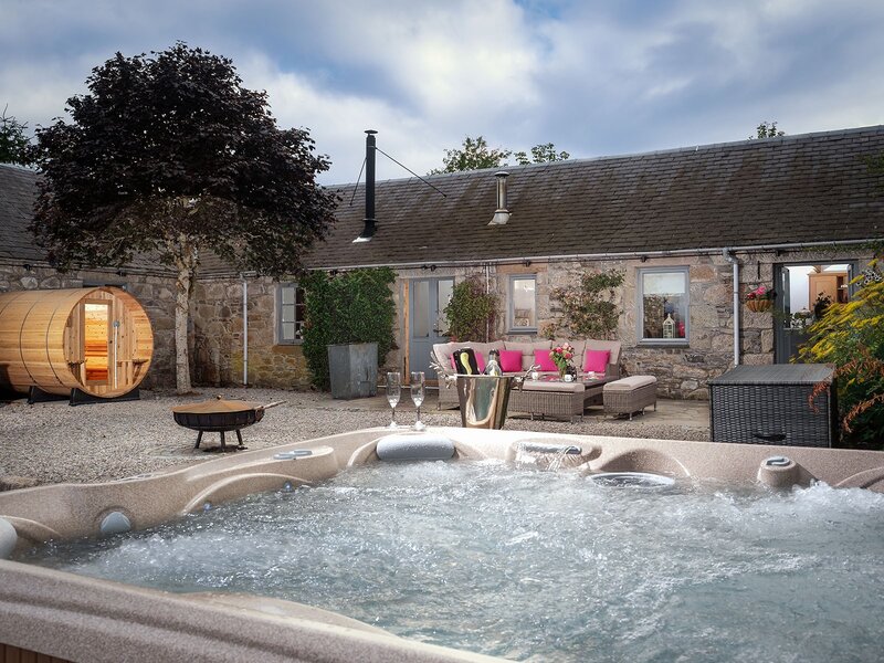 The Eagle's Nest - hot tub lodge