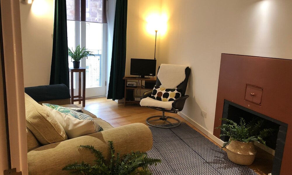 IMG-20210927-WA0000 - Cosy living room in city centre Edinburgh holiday apartment.