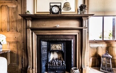 GILLIAN THE NEUK 23.04.26-18 - Comfortable sitting room with bay window seating and modern décor in North Berwick coastal apartment.