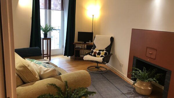 IMG-20210927-WA0000 - Cosy living room in city centre Edinburgh holiday apartment.