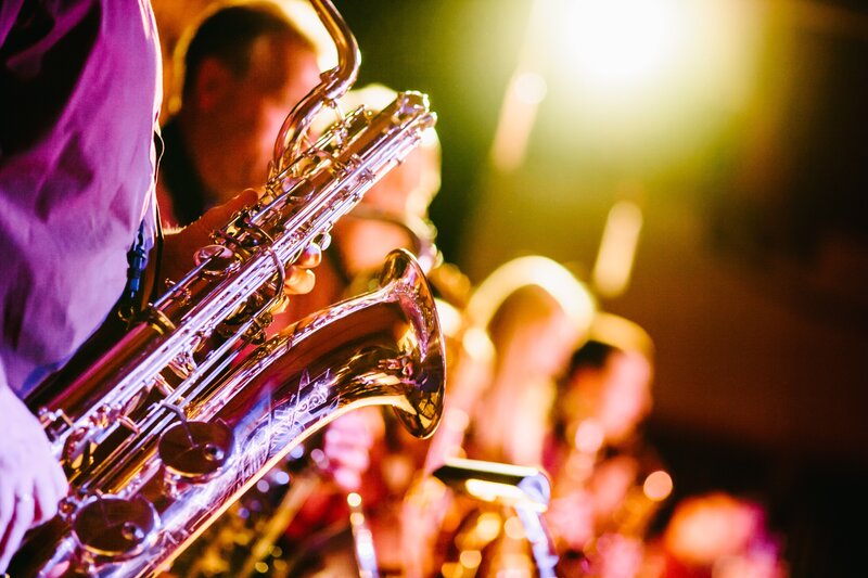 Saxophone section of a big band (© Jens Thekkeveettil on Unsplash)