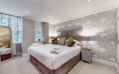 28-web-or-mls-242 West George Street Clyde_31 - Stylish bedroom offering a peaceful retreat