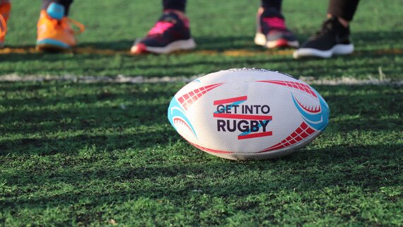 Pubs to watch Scottish Rugby - White rugby ball on green grass (© Edgar Pimenta)