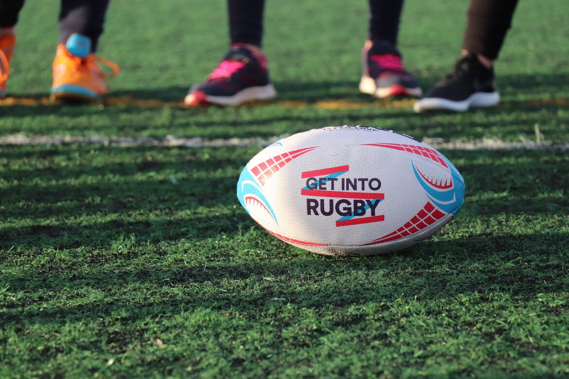 Pubs to watch Scottish Rugby - White rugby ball on green grass (© Edgar Pimenta) Pubs to watch Scottish Rugby - White rugby ball on green grass (© Edgar Pimenta)