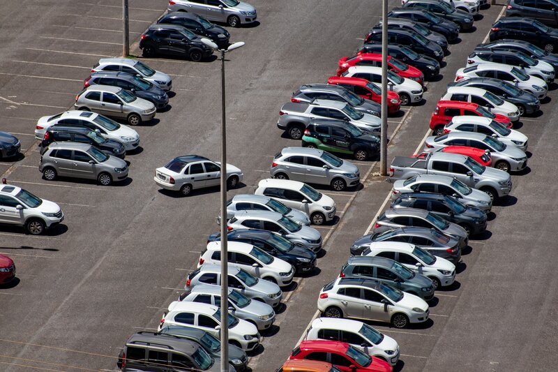 Car parks in Edinburgh - Cars parking in a busy carpark (© Vitor Paladini on Unsplash) Car parks in Edinburgh - Cars parking in a busy carpark (© Vitor Paladini on Unsplash)