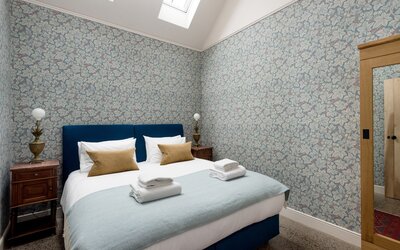 Modern Bedroom In a Vacation Rental - Elegantly designed bedroom featuring a comfy super king-sized bed, plush linens, and sophisticated décor, providing a serene and luxurious retreat