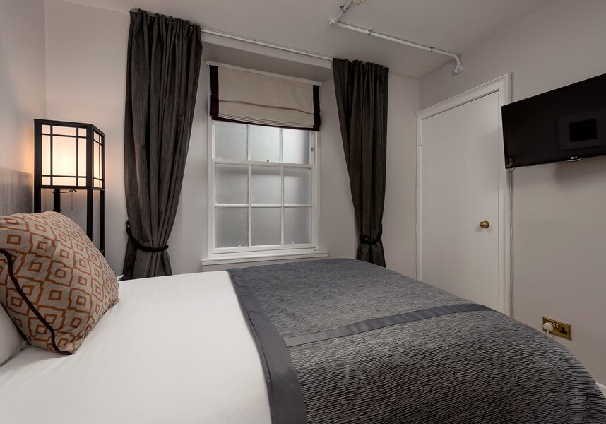 Luxurious Bedroom Ambience – Central Edinburgh Stay
