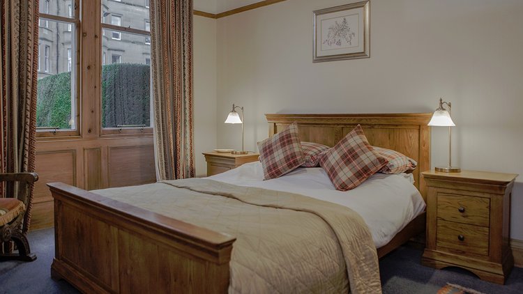 Master Bedroom - Large windows, a King-sized bed and comfortable furnishings make this bedroom incredibly warm and welcoming. (© The Edinburgh Address)