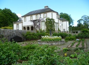 Hill of Tarvit - View of Hill of Tarvit mansion with some gardens. (© Kim Traynor, via Wikimedia Commons)