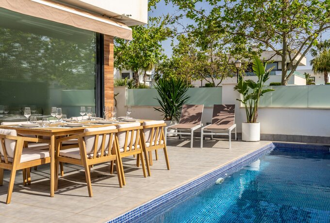 Private Pool/Dining Area