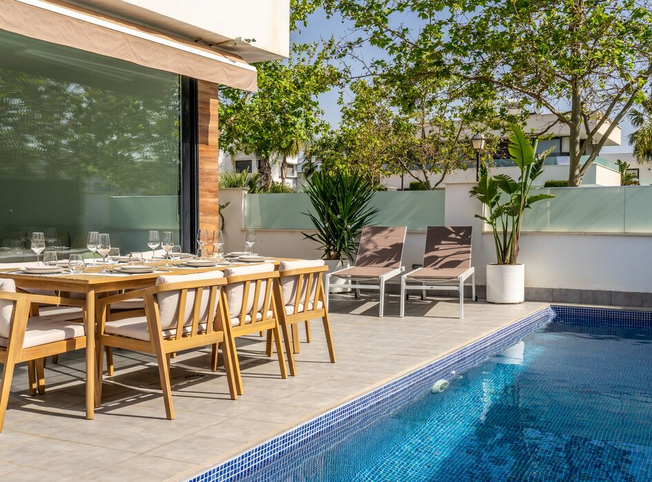 Private Pool/Dining Area