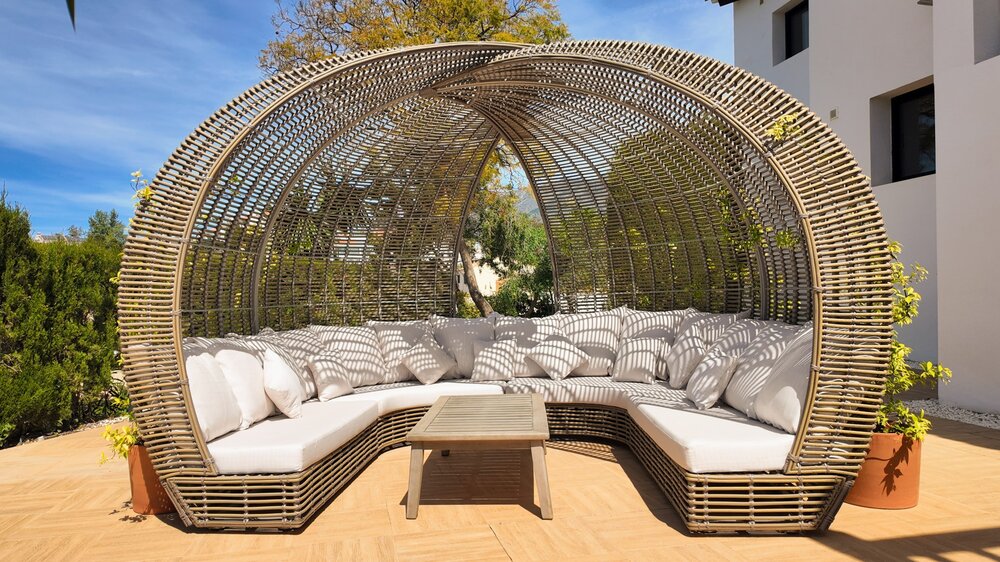 Outdoor Wicker Lounge Pod