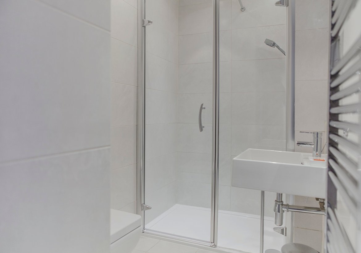 9A Castle Terrace (31) - Spacious shower cubicle
