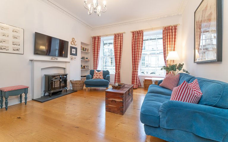 65 Cumberland Street-17 - Family living room in Edinburgh holiday let with TV and comfortable seating 65 Cumberland Street-17 - Family living room in Edinburgh holiday let with TV and comfortable seating