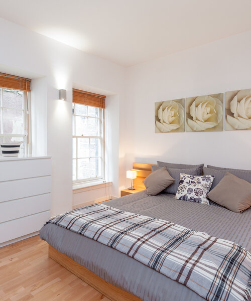Edmonstone's Close (Grassmarket) 2 - Double bedroom with plentiful guest storage and wall canvas in Edinburgh holiday let