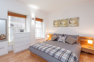 Edmonstone's Close (Grassmarket) 2 - Double bedroom with plentiful guest storage and wall canvas in Edinburgh holiday let