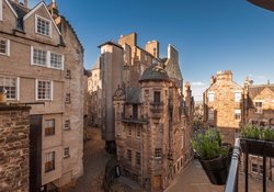 LadyStairsClose-5